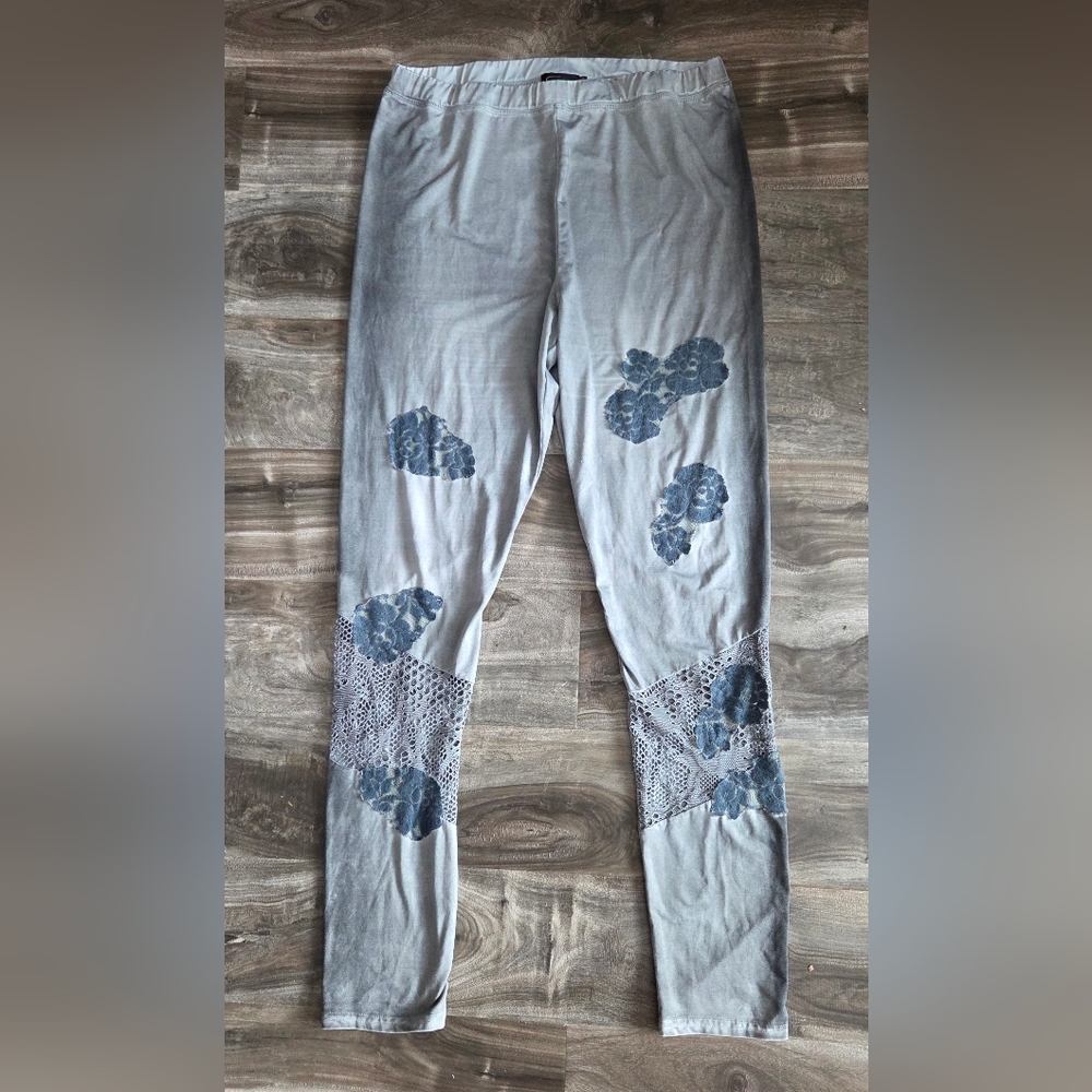 Stylish Gray Leggings with Blue Floral Design